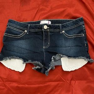 Denim Shorts w Floral Pockets